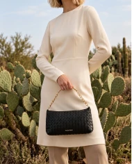 Neceser Valentino Astrid Negro — un toque chic para tus esenciales Neceser Valentino Astrid Negro — un toque chic para tus esenciales