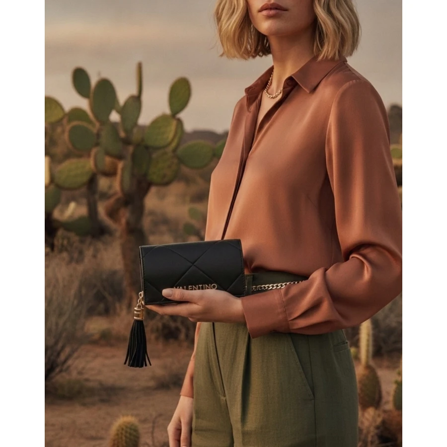 Neceser Valentino Astrid Negro — un toque chic para tus esenciales Neceser Valentino Astrid Negro — un toque chic para tus esenciales