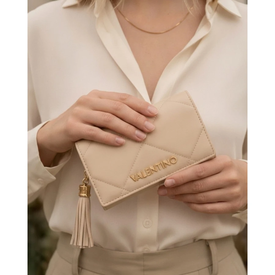 Neceser Valentino Astrid Beige — un toque chic para tus esenciales Neceser Valentino Astrid Beige — un toque chic para tus esenciales